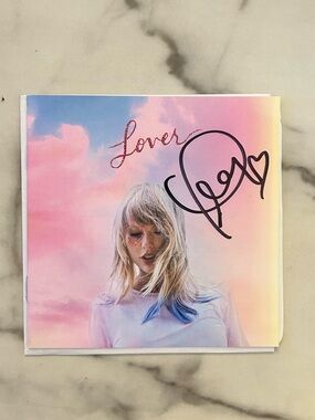 *SIGNED* Taylor Swift 'Lover' Booklet & Sealed ‘ME!’ Single Bundle